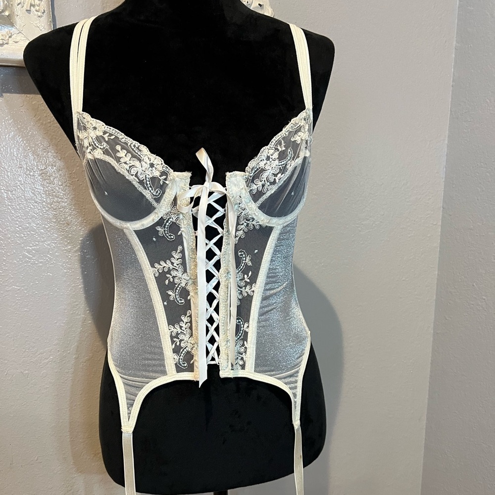 Beautiful embroidered cream and blue corset - Picture 3 of 10